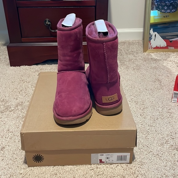 Ugg - Picture 2 of 3